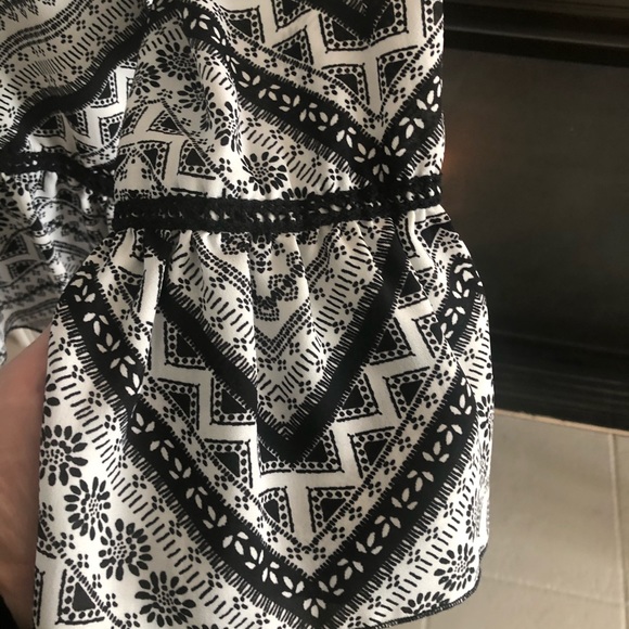 Black and white asymmetrical top. - Picture 6 of 6